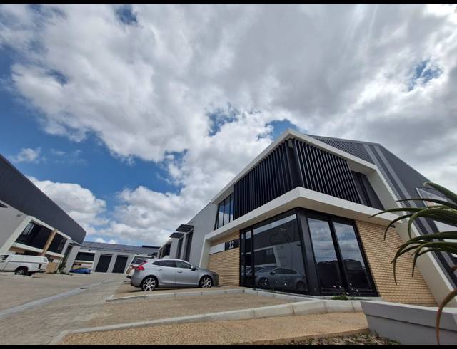654M² WAREHOUSE TO LET IN STIKLAND INDUSTRIAL